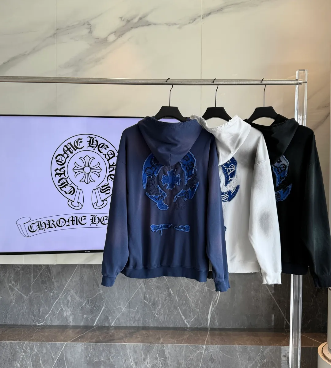 P320 🔥🔥🔥ceiling level 𝗖𝗵𝗿𝗼𝗺𝗲 𝗛𝗲𝗮𝗿𝘁𝘀/Cro Heart 2025 cross patch embroidery summer new original single counter American acid washed distressed laser burnt patch embroidery couple casual hooded sweatshirt 👑The highest version! Customized fabric 440g tripe terry fabric! American acid-washed and distressed original fabric laser burnt ✟appliqué embroidery and exquisite embroidery of letters! The best-selling model at the counter. It is very comfortable to wear. It is low-key yet luxurious. It is very classy when worn. The large size and tailoring are needless to say. The upper body is exquisite and vivid. 👍High-end first-class materials. A truly palace-level product. The cotton from Turkey is of outstanding quality. After heavy washing, the clothes are very soft! Not picky, the upper body is absolutely stylish and extremely luxurious. Auxiliary materials: The original model has been authenticated and labeled ➕100% silk washed with water label. Genuine purchase-grade original hangtag➕matching hanging rope➕3D hanging beads➕original packaging bag. Craftsmanship: The original version has consistent wiring! The highest version of the armhole matching technique! Countless times of pattern making to 100% restore the original appearance! The correct version is the same for men and women, super eye-catching, super good-looking, and super atmospheric! Color: White Black Royal Blue Size: S-XL